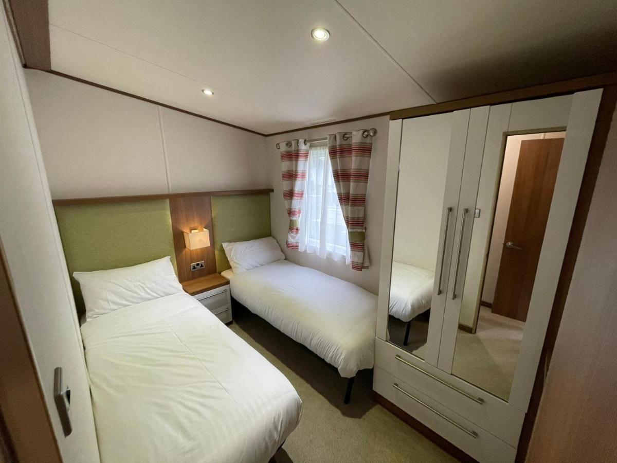 Golden Anchor - The Milano - Coastal Caravan Breaks Чапел-Сент-Леонардс Екстер'єр фото